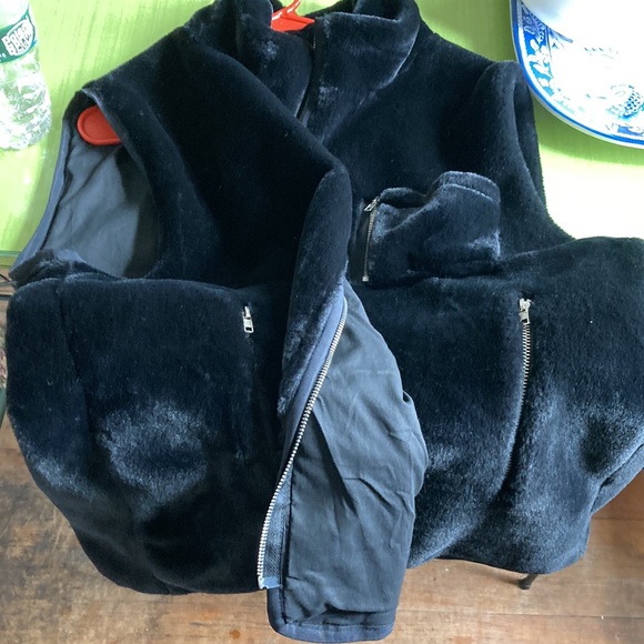 Faux Fur Zippered vest (sleeveless). Large. - Picture 7 of 7